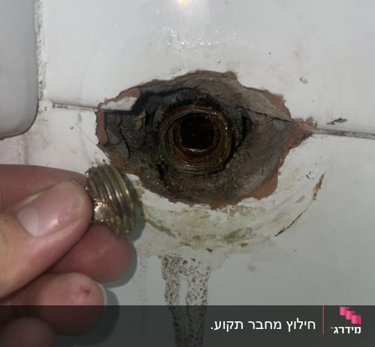 תמונה של צינור מים עם חיבור מתכת